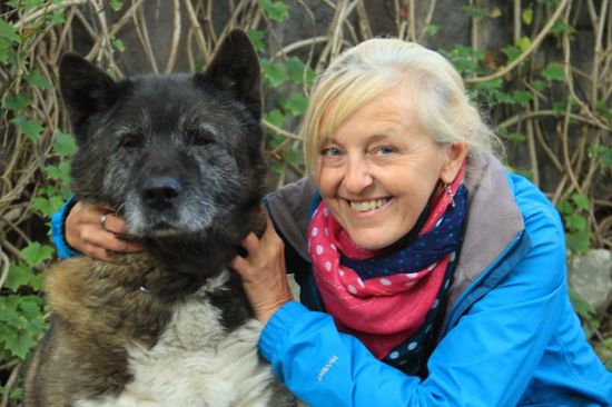 ...und seine große Akita-Hündin Linda, die er liebevoll "Mausi" nannte