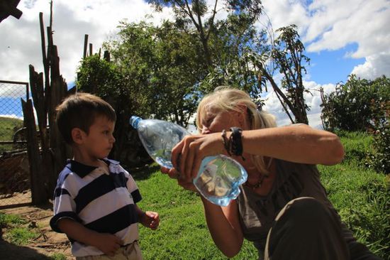 man oh man, die Flasche ist so groß wie der kleine durstige Junge...