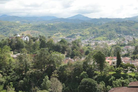 kuschlig eingebettet in eine grüne Bergwelt liegt Popayan...