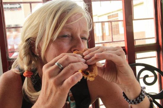 genüßlich bei einem guten kolumbianischen Kaffee in ein Hörnchen beißen