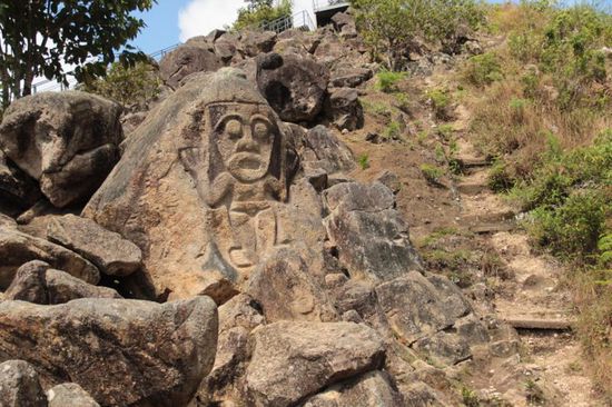 Grabfigur in einen Fels geschlagen...