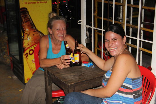 ein Prost in einer Straßenkneipe, bevor wir weiter mit dem Bus fahren