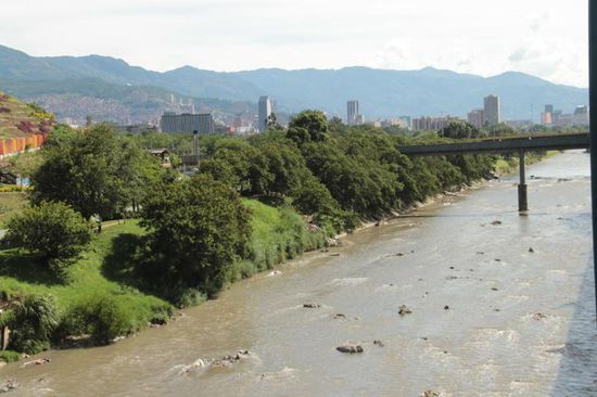 der mächtige Fluß "Medellin"