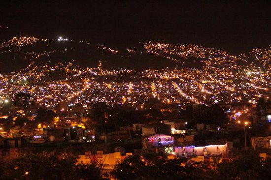 ein Blick auf Medellin bei Nacht