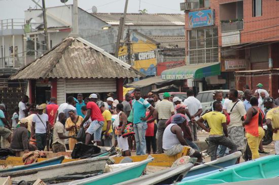 buntes Treiben im Hafen von Turbo....alle wollen noch schnell irgendwo hin...
