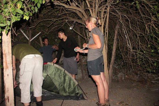 nur wir hatten kein Haus in der ersten Nacht und mussten uns eins bauen....