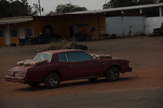 ...ein bißchen wie auf Kuba, ob der Fahrer wohl zu faul war die Säcke einzuladen oder ob sie einfach nur die Klappen zuhalten...?