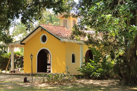 ...mit einer Kapelle im Eingangsbereich