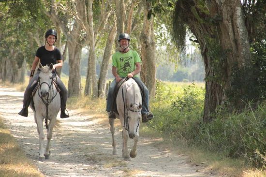 ....auch für Karin war es nach langer Pause das erste Mal, wieder auf einem Pferderücken zu sitzen...