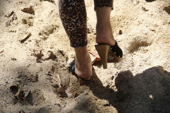 ungeeignetes Schuhwerk, um eine Kutsche anzuschieben