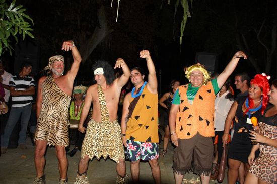 Fred Feuerstein und Barni Geröllheimer stimmen sich erst einmal mit einem Tänzchen ein...