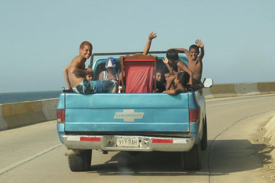 Familienheimfahrt vom Strand, Mama sitzt im Liegestuhl