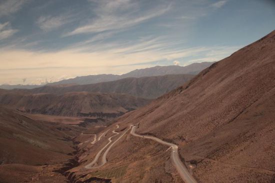 die Passstraße schlengelt sich hinauf durch das Nichts...
