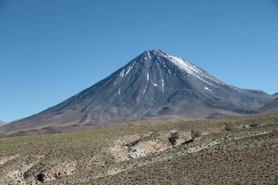 wir haben unser Ziel erreicht, der Vulkan "Licancabur" ist der Wächter über San Pedro de Atacama