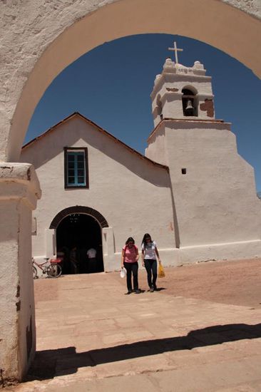 die Kirche ist der Mittelpunkt des Ortes