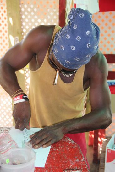 ...er schneidet sie aus und ....