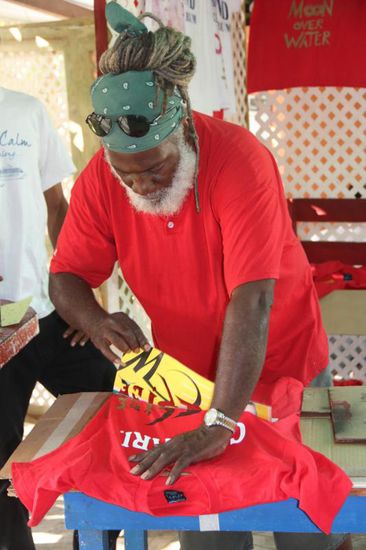Maike besprüht die T-Shirts...
