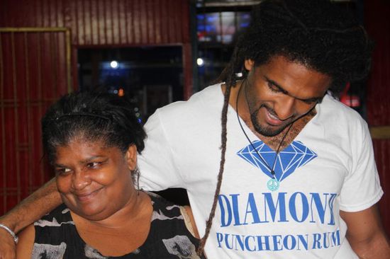 Ricardo mit unserer "Mum", sie sorgte immer mit ihrer guten Küche für gefüllte Bäuche