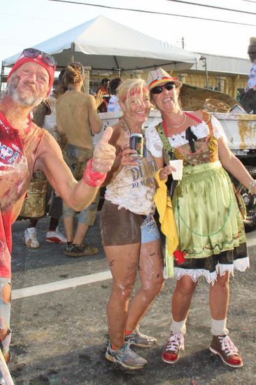 ...und Katharina im Dirndl, was für eine tolle Verkleidung in der Karibik...