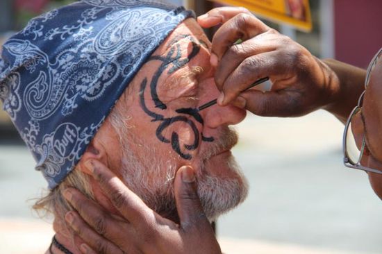 da wir diesmal kein Kostüm haben, lassen wir uns bemalen....