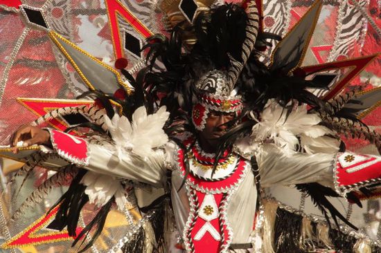 und auch die Männer sind prachtvoll verkleidet...