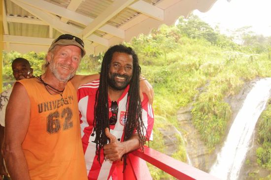 Ernest kam zur Begrüßung im Bayern- Trikot