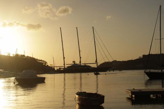 ein großer Dreimaster im Sonnenuntergang