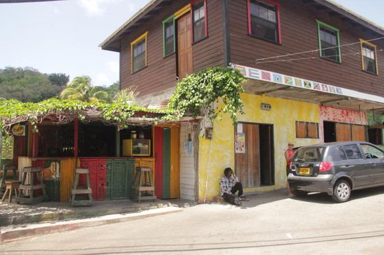 Ernest's Bar in den Farben Grenadas war für zwei Wochen unser gemütliches zu hause...