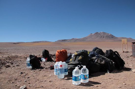 warme Klamotten, Schlafsäcke und reichlich Wasser werden bitter notwendig sein in der Wüste...