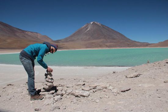 Steinmännchen bauen an der Laguna "Verde" (übrigens in den Anden dienen diese Steintürme als Wegweiser, nicht wie in Asien als Glücksbringer)
