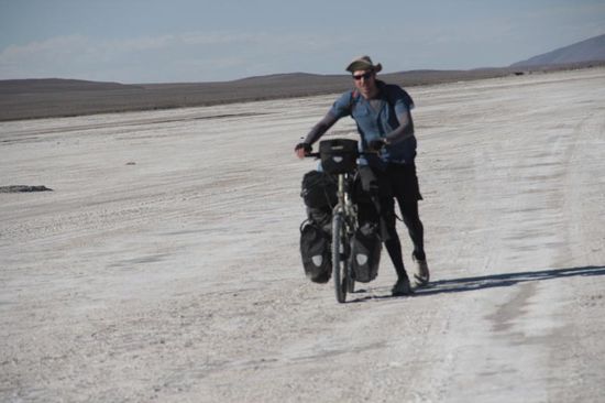 ...und ein gracy Biker in der beginnenden Salzwüste...