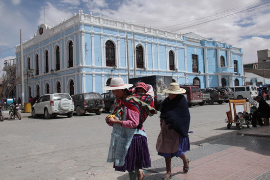 die Hauptstraße...mit bunten Trachten und dem noblen Bankhaus...