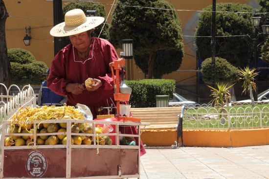 Landfrauen verkaufen frisch gepressten Orangensaft....