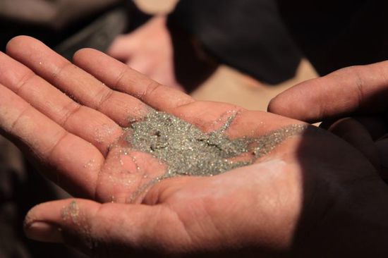 Kleine Teile des Silbers liegen nach vielen Arbeitsgängen, Schweiß und vielen Cocablätter auf meiner Hand.