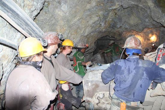 Die nächsten kleinen Wagen voller Gestein werden per Menschenkraft in den Hauptstollen geschoben