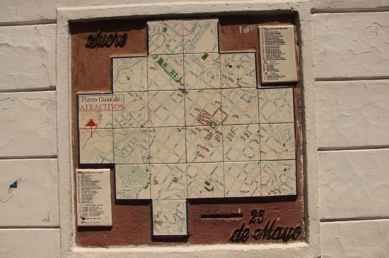 gefliester Stadtplan an vielen Straßenecken in Sucre, zum Teil sehr hilfreich....