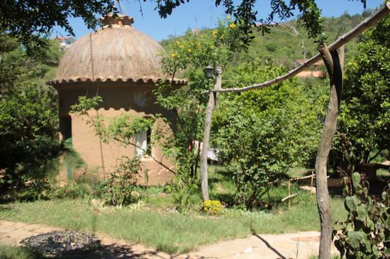 das war unsere Burg, unterm Dach haben wir geschlafen und unten gechillt