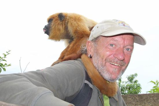 Walter wird fest umklammert von seiner neuen Freundin...