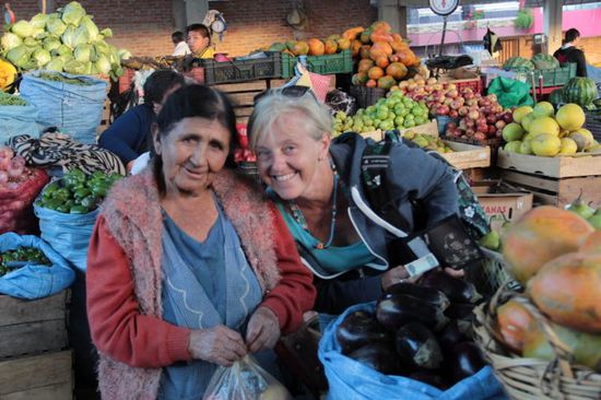 ... Obst und Gemüse im Überfluß, von freundlichen Marktfrauen angeboten...