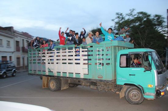 glückliche Schüler feiern ihren Abschluß...