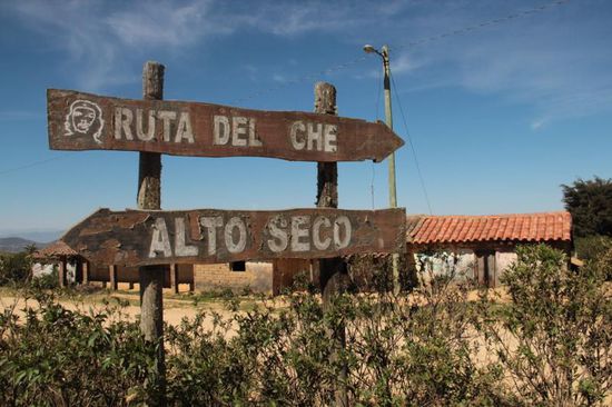 ...schlengelt sich die "Ruta del Che" durch die Bergwelt im strahlenden Sonnenschein...