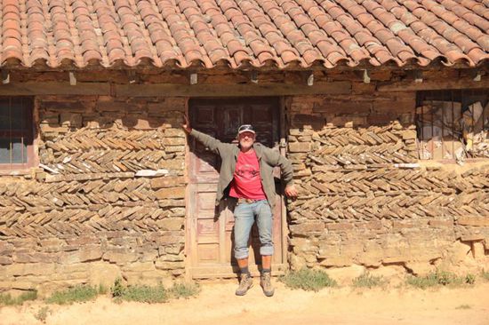 nein, Walter ist nicht der neue Besitzer dieses "lehmigen" Anwesens...