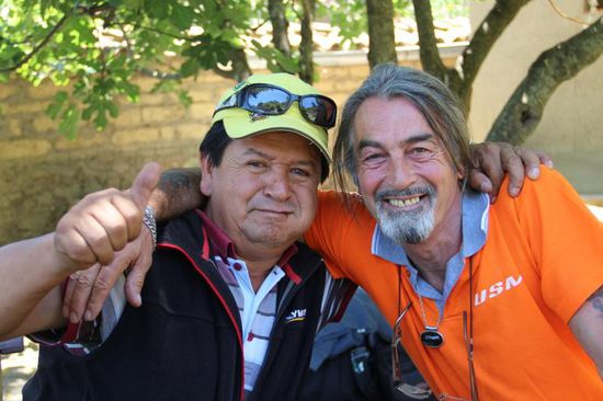 unser Fahrer und Kriss sind dicke Freunde...