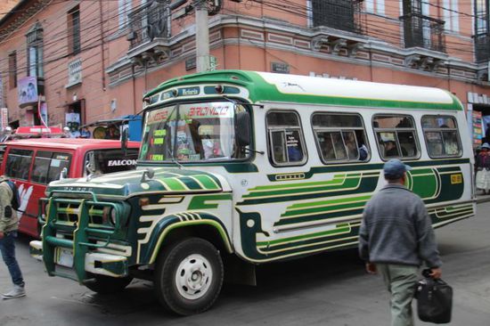 lustige, alte Minibusse fahren hier herum, mit Fenstern in "Hanglage"
