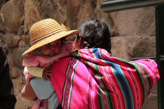 Mamas Hut schützt gut vor der Sonne...