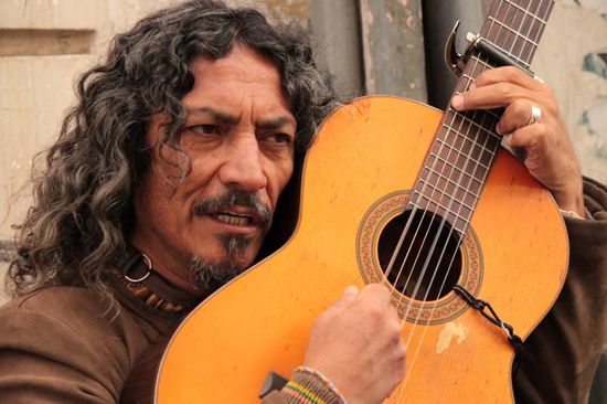 Typischer Straßenmusikant mit einer fantastischen Stimme....