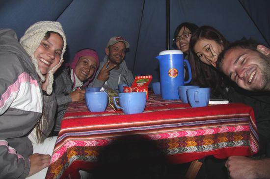 Beim Koka-Tee vorm Abendessen