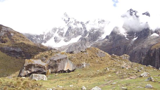 Links Rinrihirca (5'810 m), rechts Nevada Taulliraju (5'830 m)