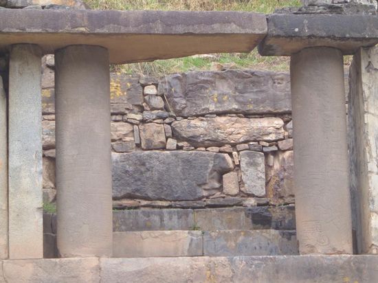 Hier nicht so gut zu sehen - Aber die Symbole auf den Säulen waren auch nach fast 3'000 Jahren immer noch gut zu erkennen