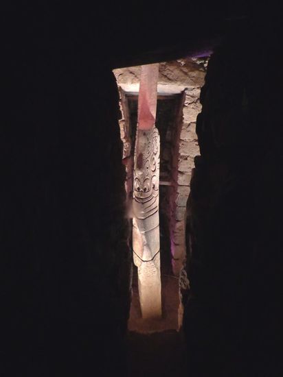 El Lanzon - der Monolith befindet sich in den unterirdischen Gängen im Zentrum des Tempels. Zeigt eine menschenähnliche Gottesgestalt und ist eine der ältesten Figuren, die in Chavin gefunden wurden